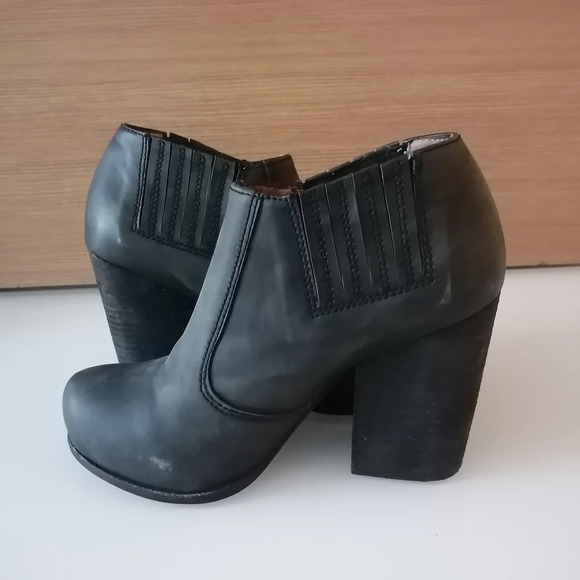 Jeffrey Campbell Yorktown Leather Chunky Heel Booties in Black Rounded Toe 8 - Picture 6 of 16